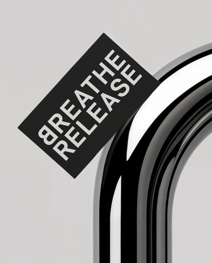 Eine rote Rennradlehne lehnt an einer Betonwand mit drei bunten Veranstaltungspostern für Kunsthaus Essen.