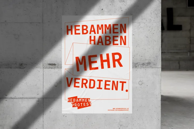 Weiße Banner mit den Worten ‚Frieden?‘, ‚Frieden!‘ und ‚Frieden.‘ hängen an der Fassade eines Gebäudes mit mehreren Fenstern.