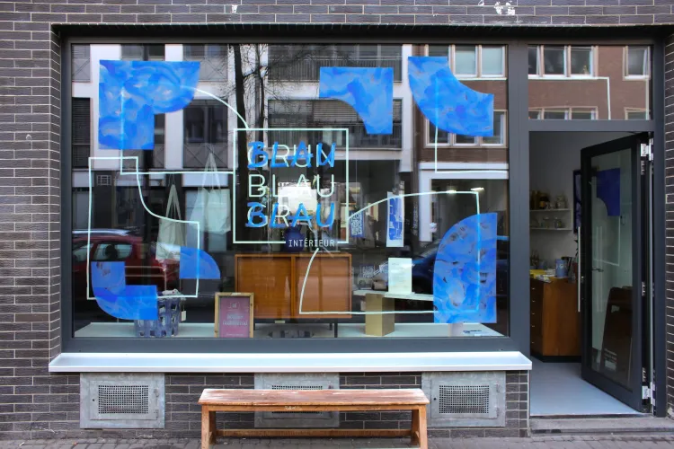 BLAUBLAUBLAU – Über eine Pop-up-Ausstellung und den Mut, die eigenen Werke zu zeigen