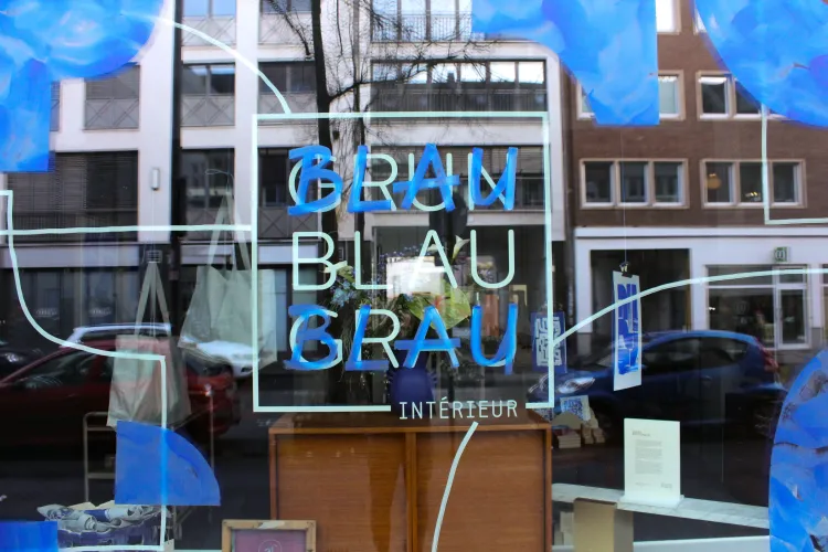 BLAUBLAUBLAU – Über eine Pop-up-Ausstellung und den Mut, die eigenen Werke zu zeigen