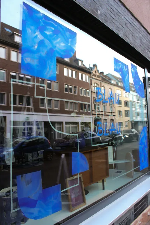 BLAUBLAUBLAU – Über eine Pop-up-Ausstellung und den Mut, die eigenen Werke zu zeigen
