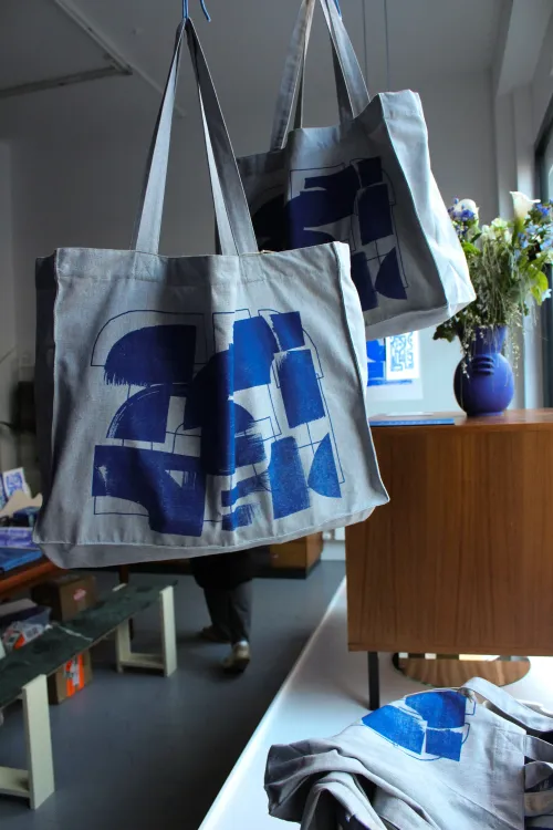 BLAUBLAUBLAU – Über eine Pop-up-Ausstellung und den Mut, die eigenen Werke zu zeigen