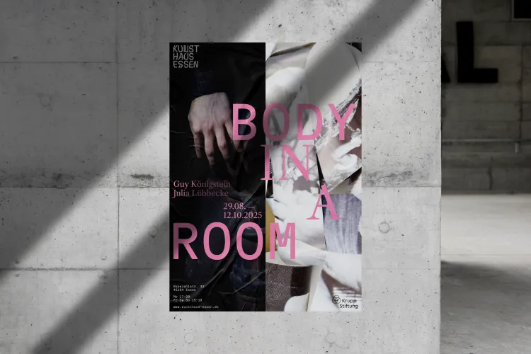 Ein aufgeschlagenes, schwarz-graues Magazin auf einem Tisch zeigt die Seite mit dem deutschen Text: "Wir sind das setzen. Wir geben deinen Ideen einen Raum."