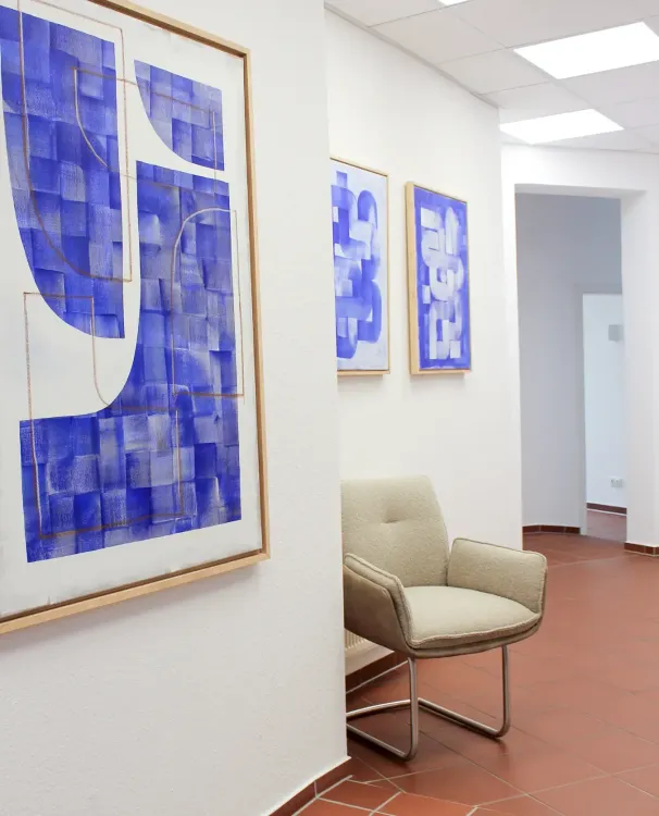 Raumgestaltung für Gräfrather Arztpraxis: Ein Wand- und Raumkonzept, das beruhigend auf Patient:innen wirkt - Bild 3