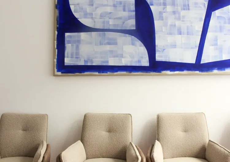 Raumgestaltung für Gräfrather Arztpraxis: Ein Wand- und Raumkonzept, das beruhigend auf Patient:innen wirkt - Bild 6