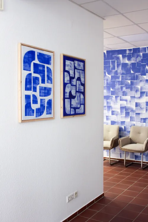 Ein aufgeschlagenes, schwarz-graues Magazin auf einem Tisch zeigt die Seite mit dem deutschen Text: "Wir sind das setzen. Wir geben deinen Ideen einen Raum."