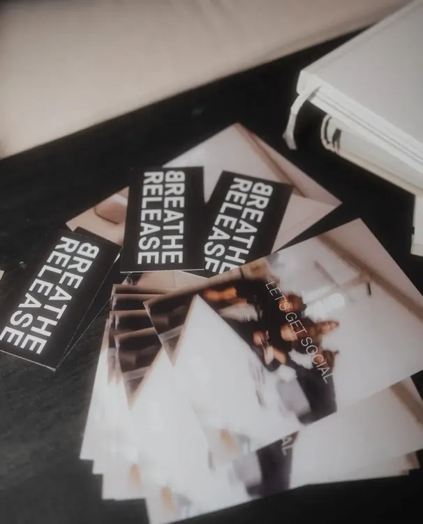 Dramaturgisches Erscheinungsbild für die Content- und Brand Agentur BREATHE–RELEASE - Bild 1