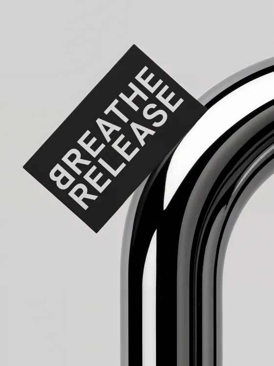 Weiße Banner mit den Worten ‚Frieden?‘, ‚Frieden!‘ und ‚Frieden.‘ hängen an der Fassade eines Gebäudes mit mehreren Fenstern.